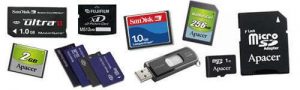 Exempel på USB-minnen och minneskort som vi utför dataräddning från.